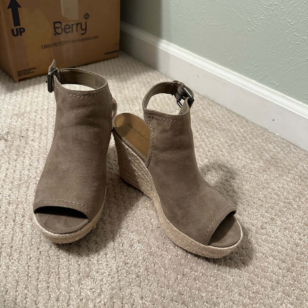 Universal Thread Wedges Women 7